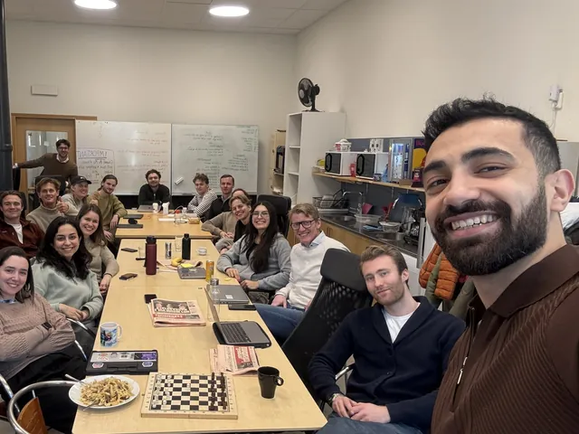 Mo taking a selfie with a long table of founders at Chalmers School of Entrepreneurship.